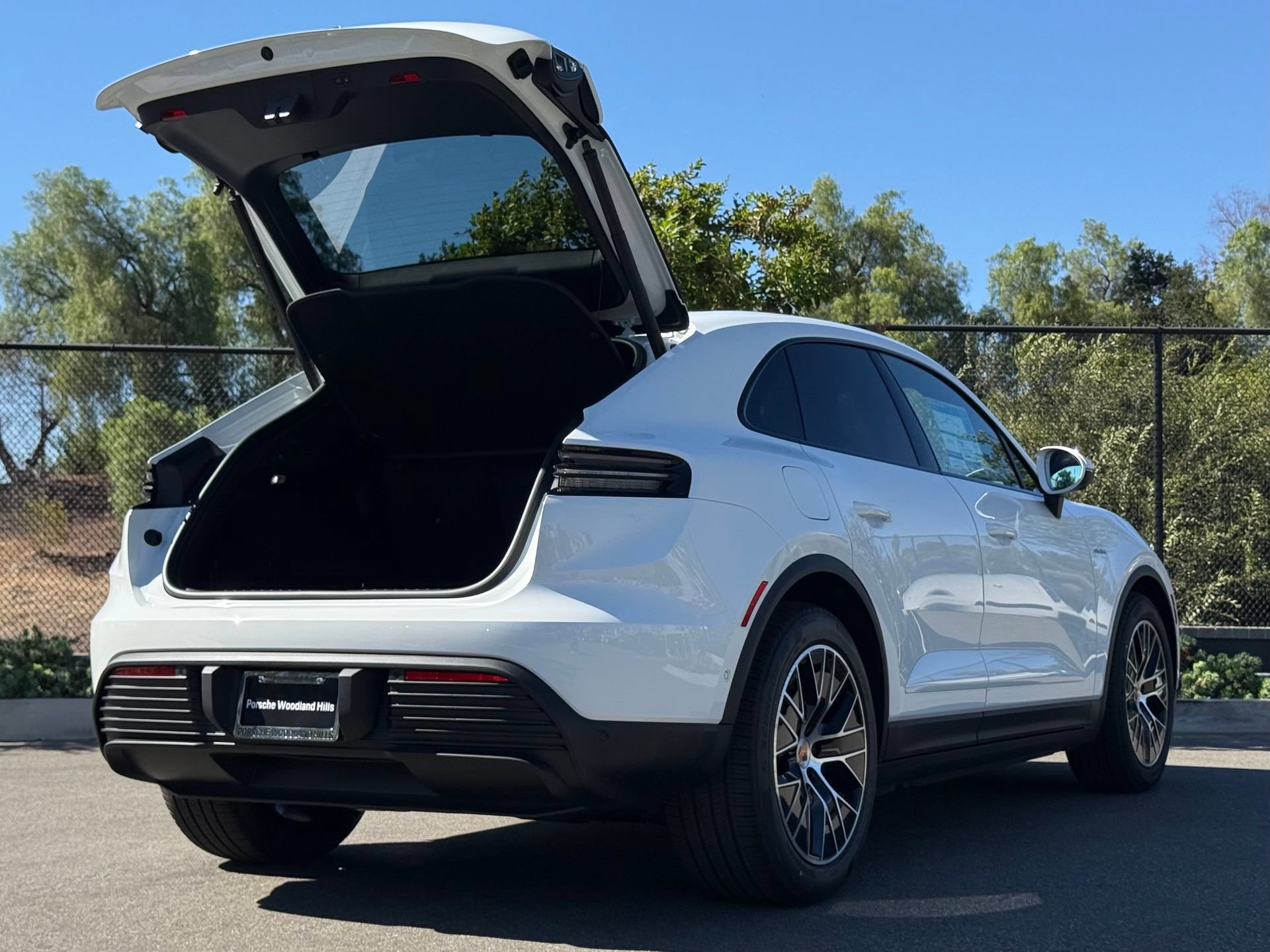 Used 2026 Porsche Macan Electric RWD image 31