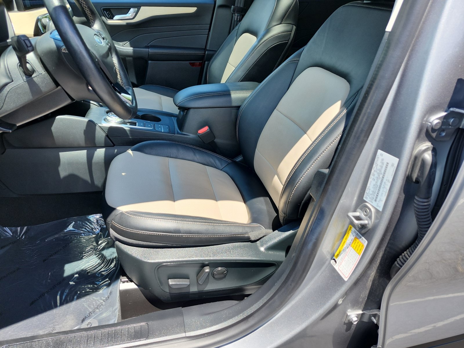 Used 2022 Ford Escape Titanium w/ Titanium Elite Package AWD/4WD image 9