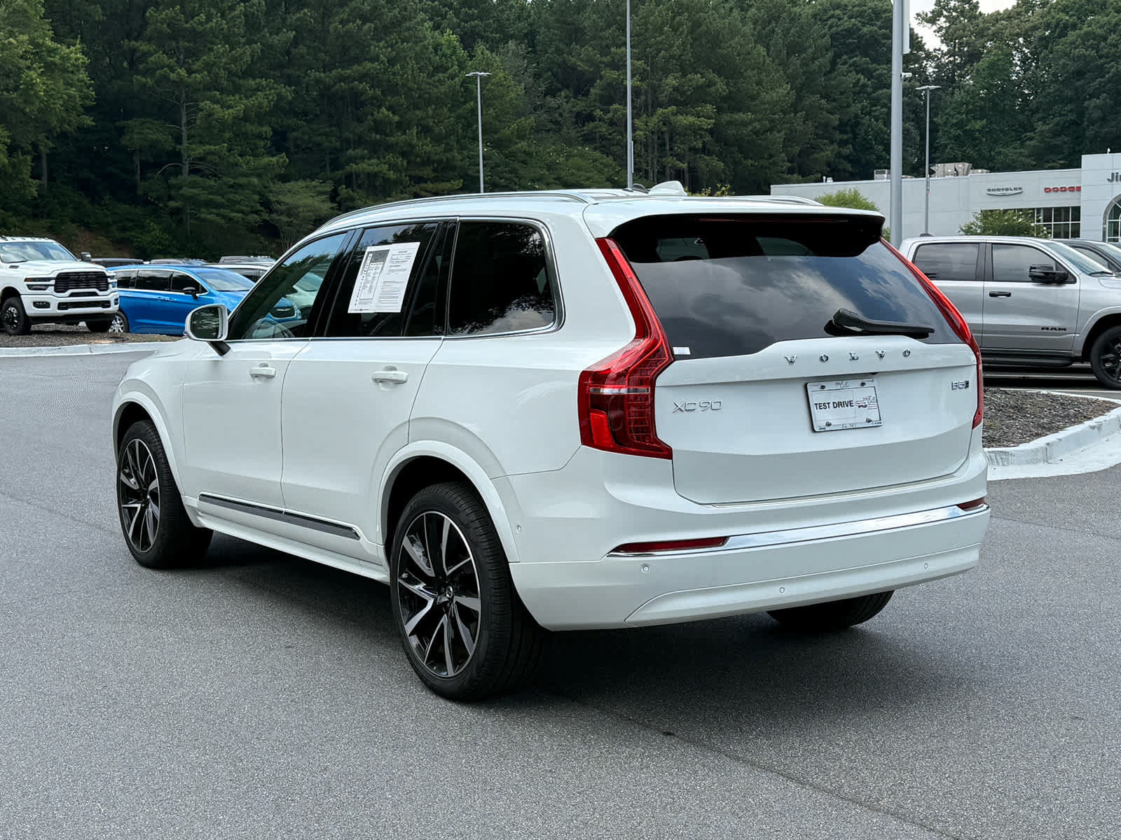 Used 2025 Volvo XC90 B5 Plus w/ Protection Package Premier AWD/4WD image 3