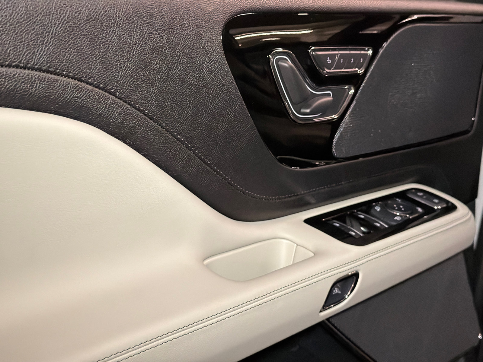 New 2027 Lincoln Aviator AWD image 20