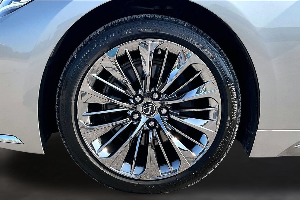 Used 2022 Lexus LS 500 w/ Accessory Package (Z2) RWD image 32