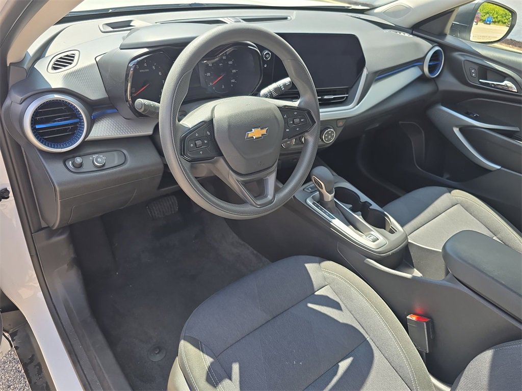 Used 2025 Chevrolet Trax LS image 10