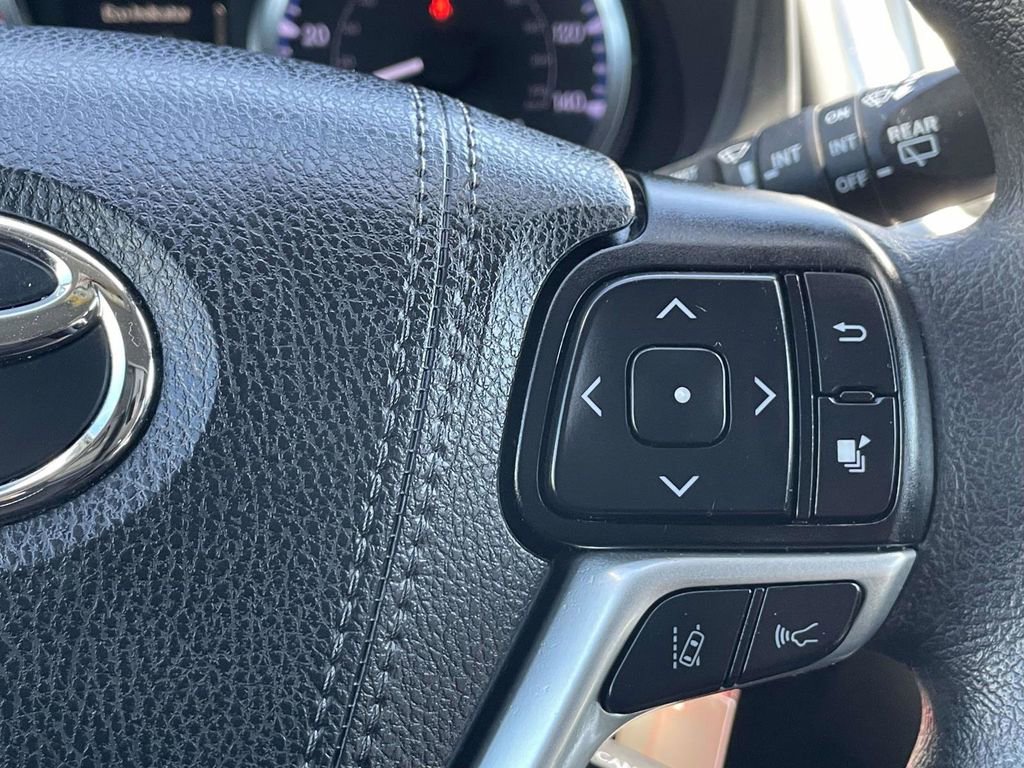 Used 2019 Toyota Highlander LE FWD image 27