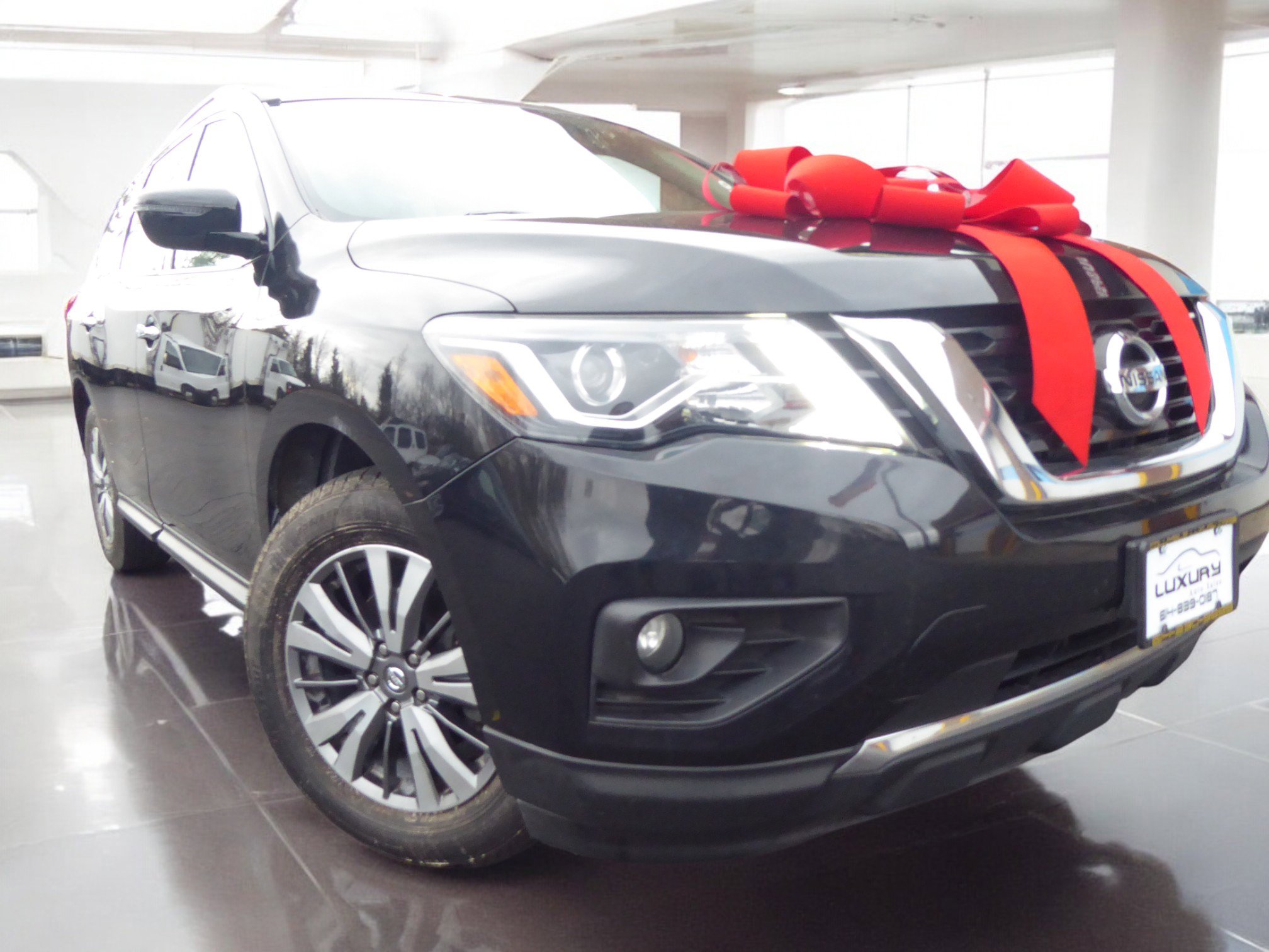 Used 2019 Nissan Pathfinder SV image 1