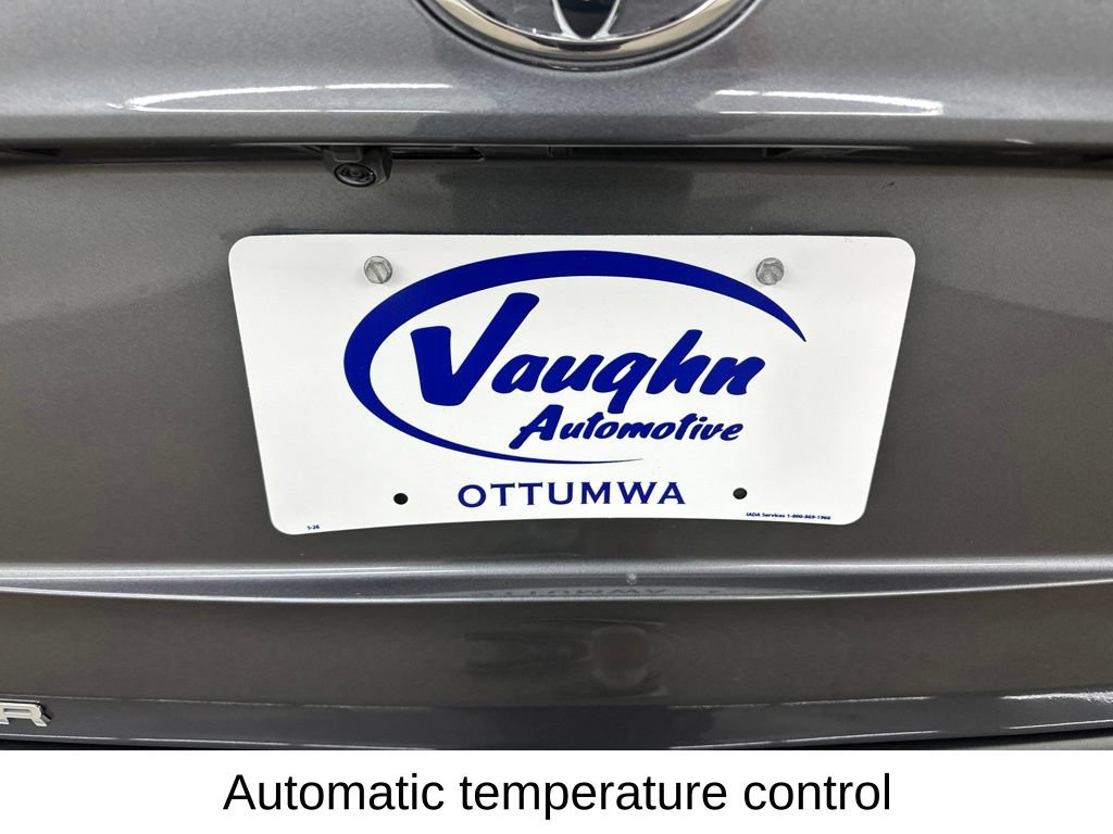 Used 2022 Toyota Highlander XLE FWD image 18