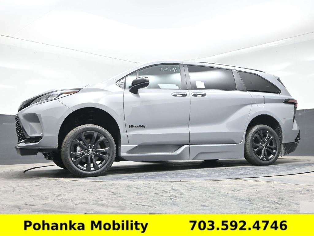 Used 2026 Toyota Sienna XSE image 9