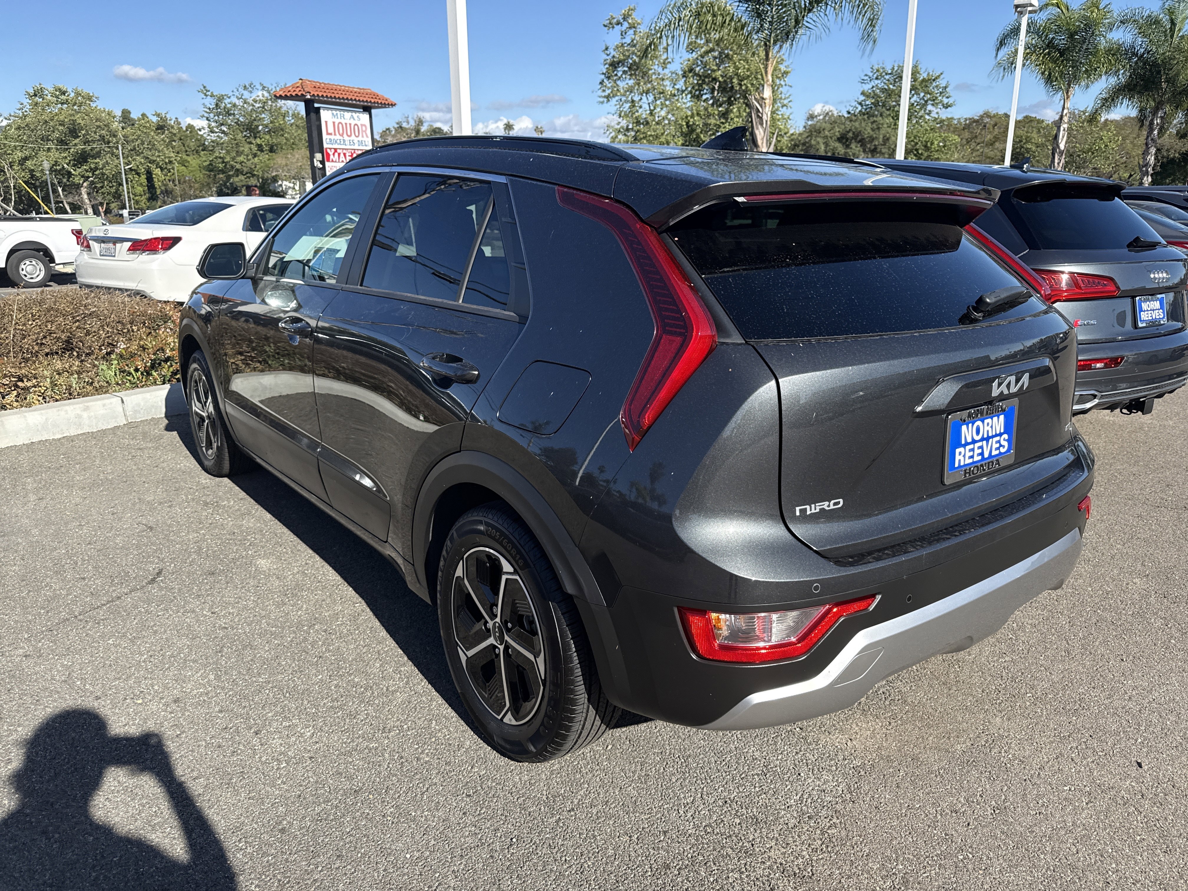 Used 2023 Kia Niro EX image 4