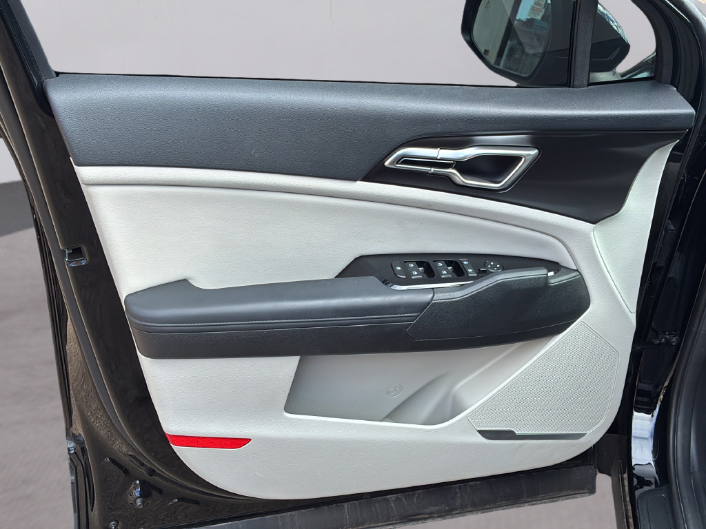 Used 2025 Kia Sportage EX FWD image 19
