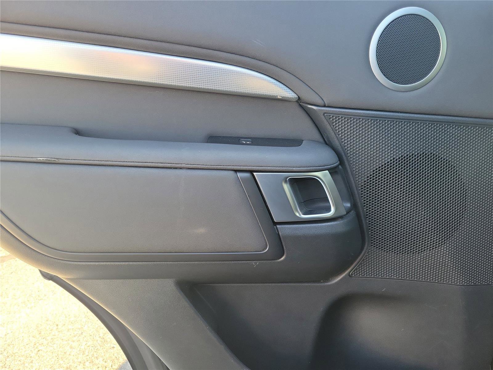 Used 2020 Land Rover Discovery Landmark AWD/4WD image 17