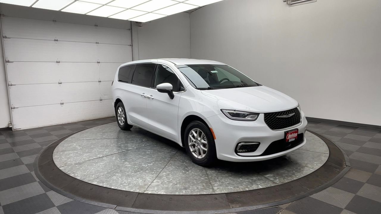 Used 2023 Chrysler Pacifica Touring FWD image 32