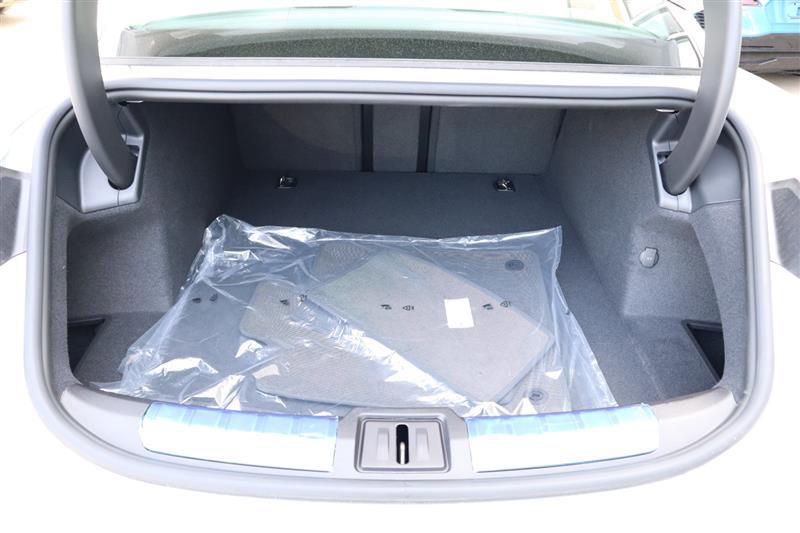 Used 2025 Porsche Taycan image 45