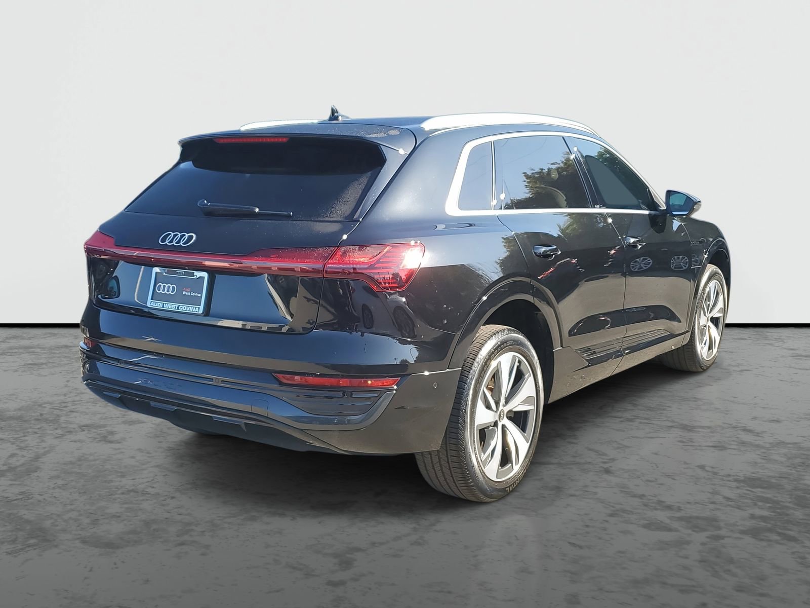 Used 2024 Audi Q8 e-tron Premium Plus w/ Premium Plus Package image 4