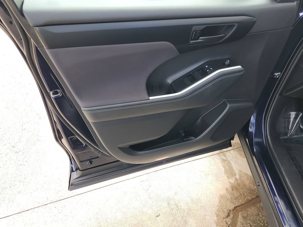 Used 2025 Toyota Highlander LE FWD image 30