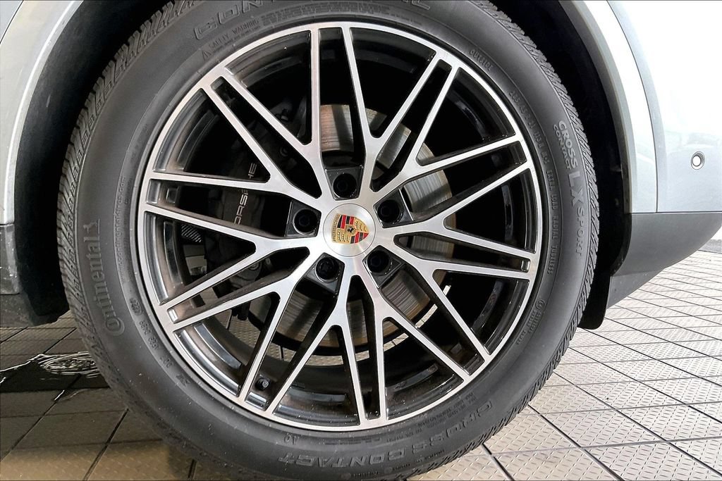 Used 2025 Porsche Cayenne AWD/4WD image 34