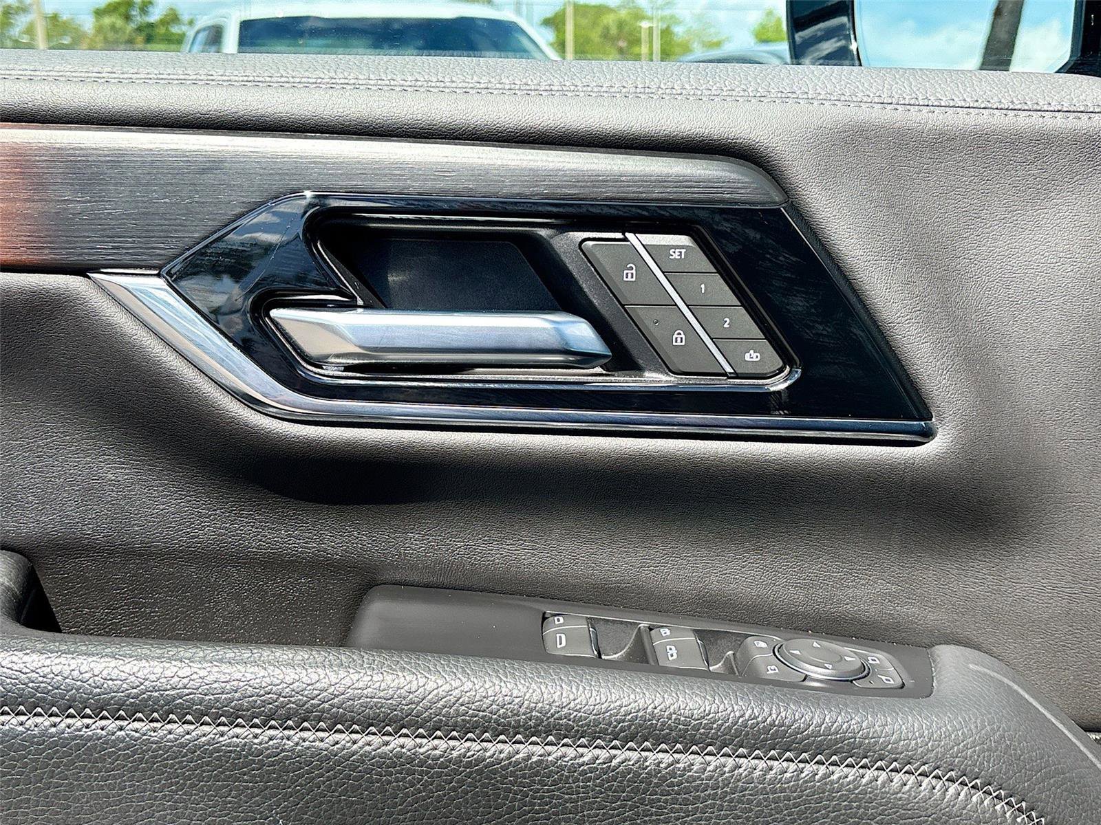 Used 2025 GMC Yukon Denali RWD image 18
