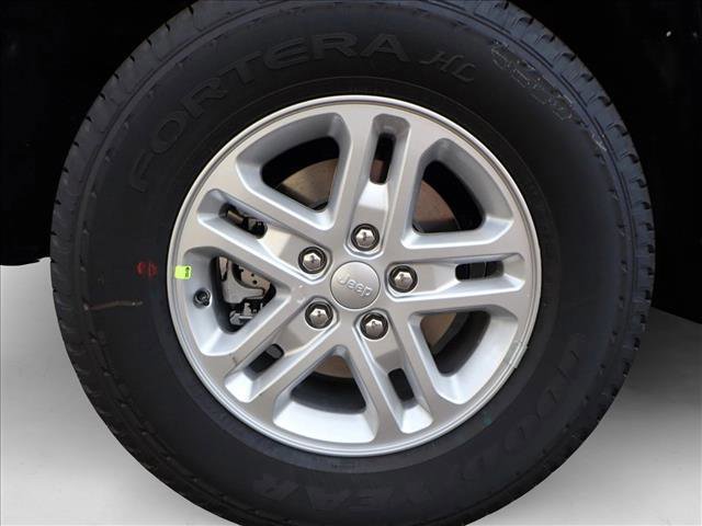 New 2025 Jeep Grand Cherokee Laredo w/ Luxury Tech Group I image 7