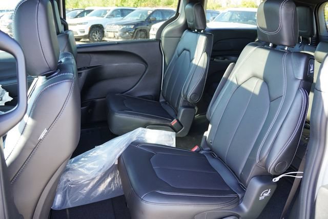 New 2026 Chrysler Pacifica Select AWD/4WD image 11