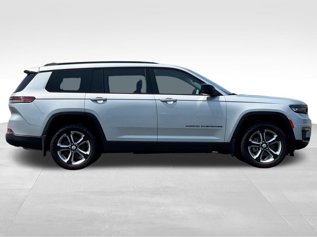 Used 2023 Jeep Grand Cherokee L Limited w/ Black Appearance Package AWD/4WD image 8