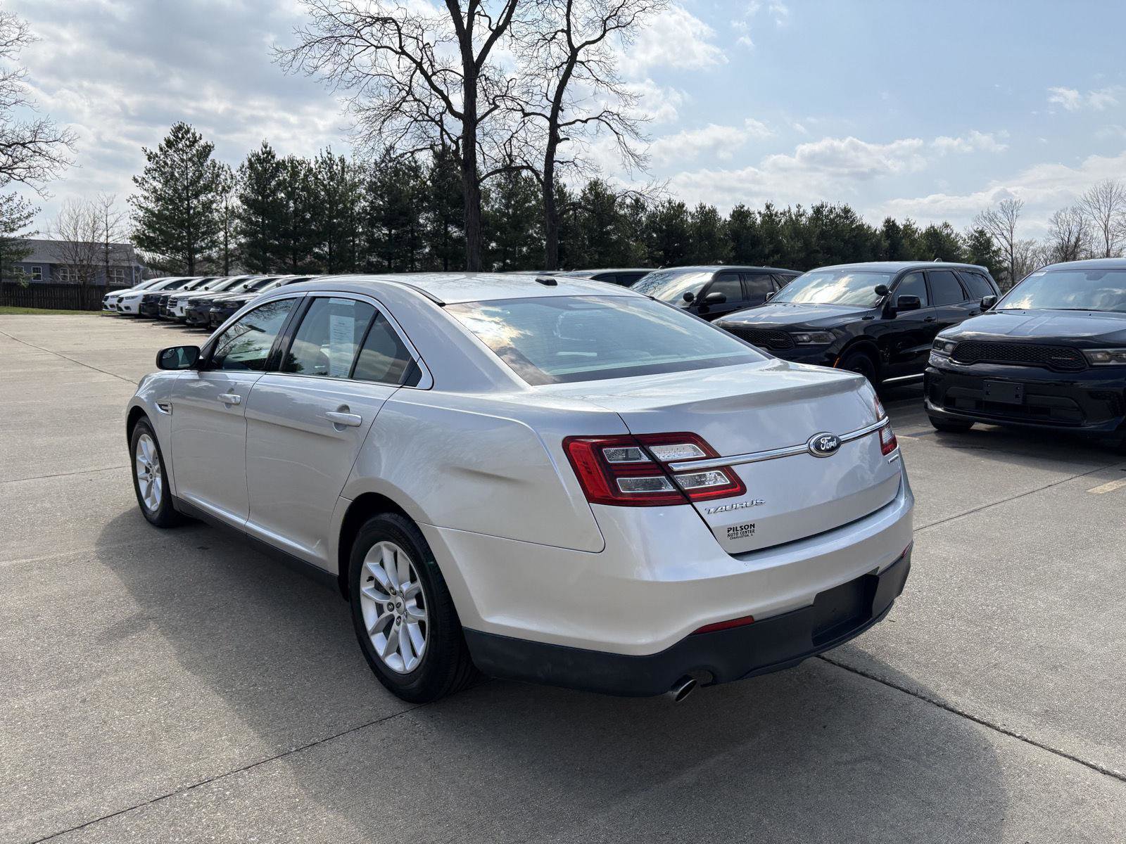 Used 2014 Ford Taurus SE image 20