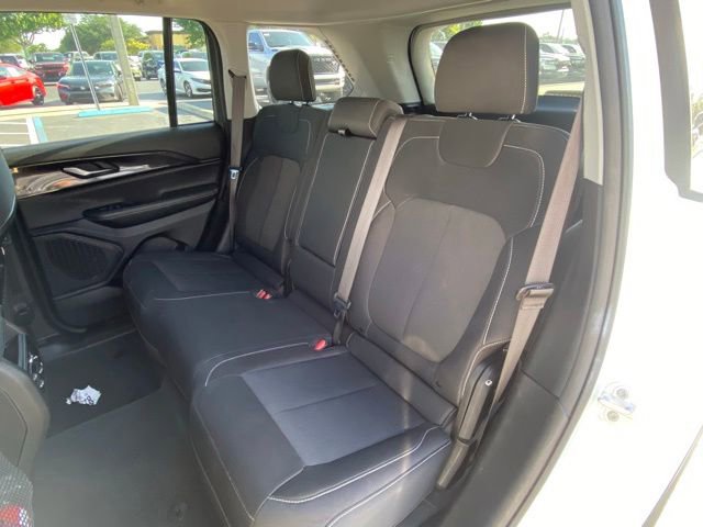 Used 2023 Jeep Grand Cherokee Laredo w/ Luxury Tech Group I AWD/4WD image 25