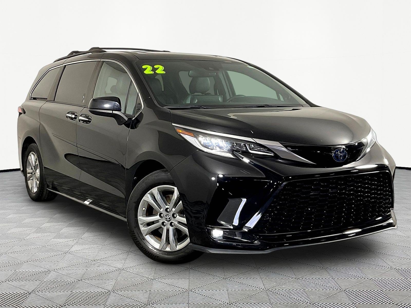 Used 2022 Toyota Sienna XSE w/ XSE Plus Package AWD/4WD image 3