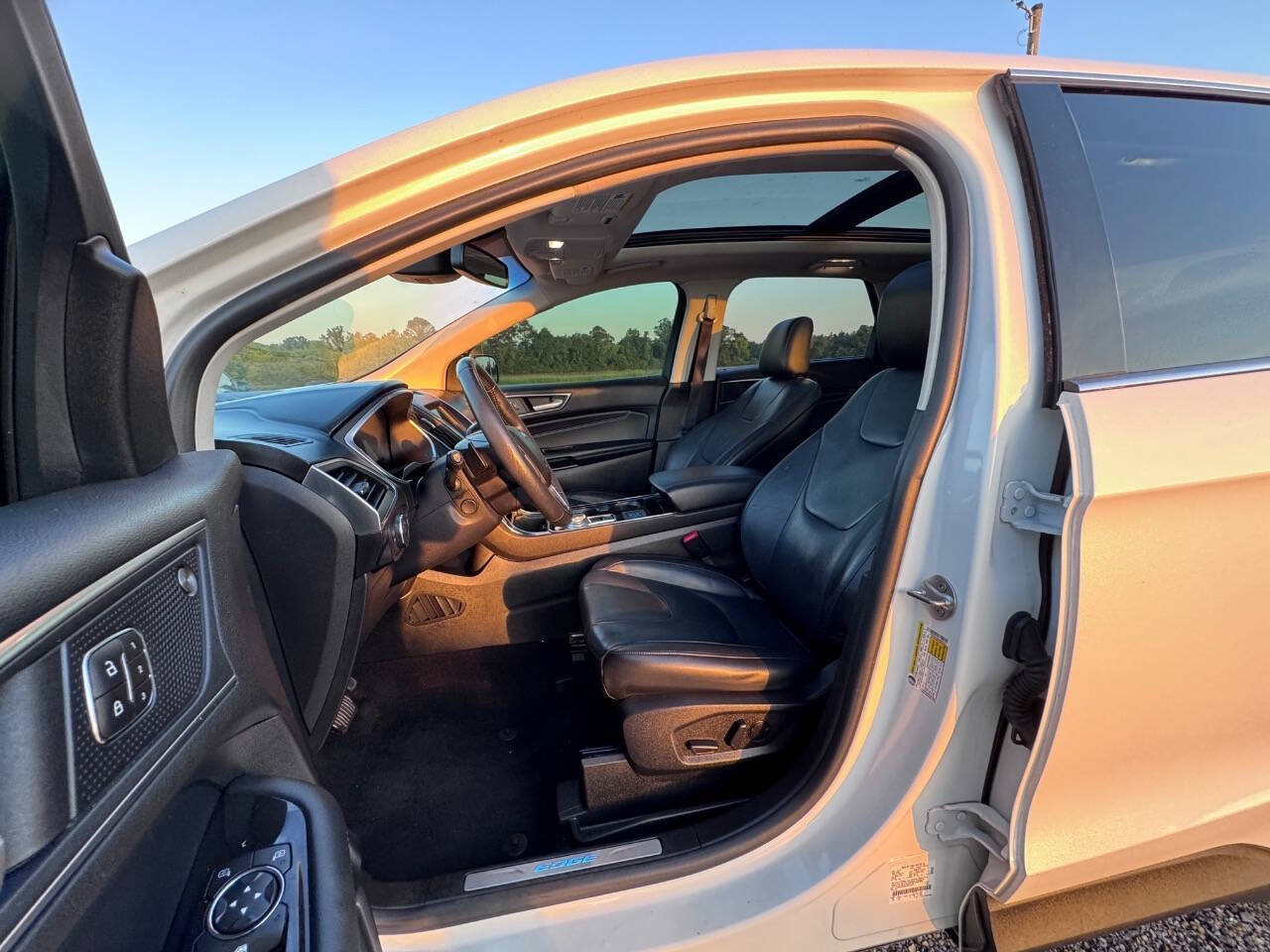 Used 2020 Ford Edge Titanium w/ Class II Trailer Tow Package AWD/4WD image 12