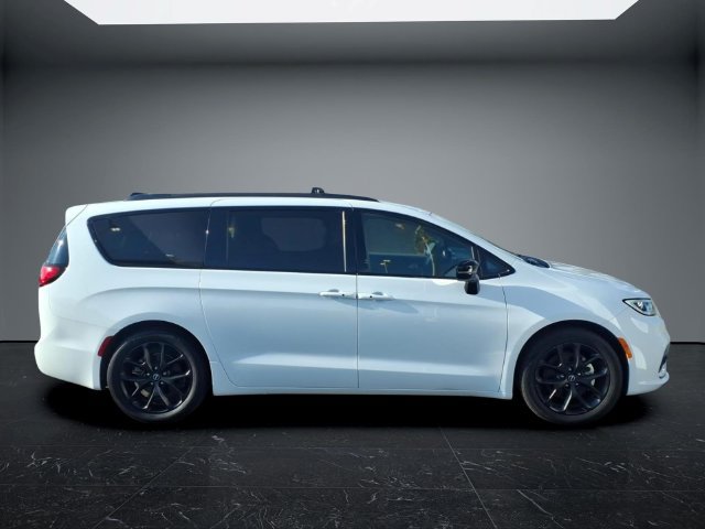 Used 2025 Chrysler Pacifica Limited FWD image 10