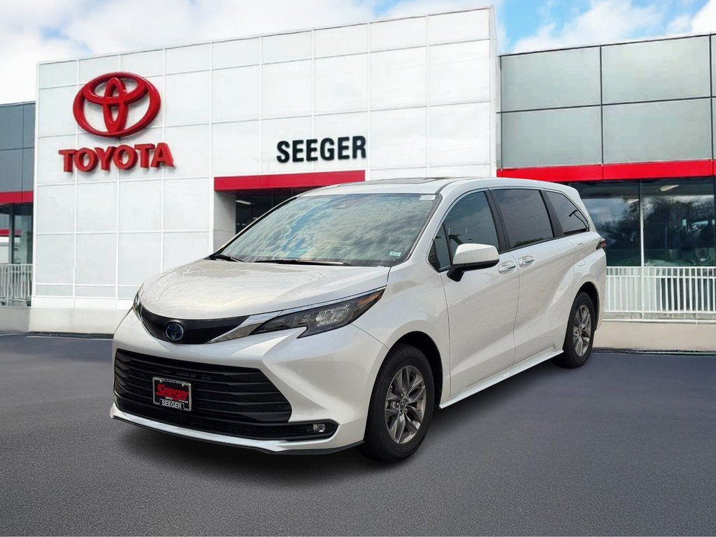 Used 2025 Toyota Sienna XLE FWD image 14