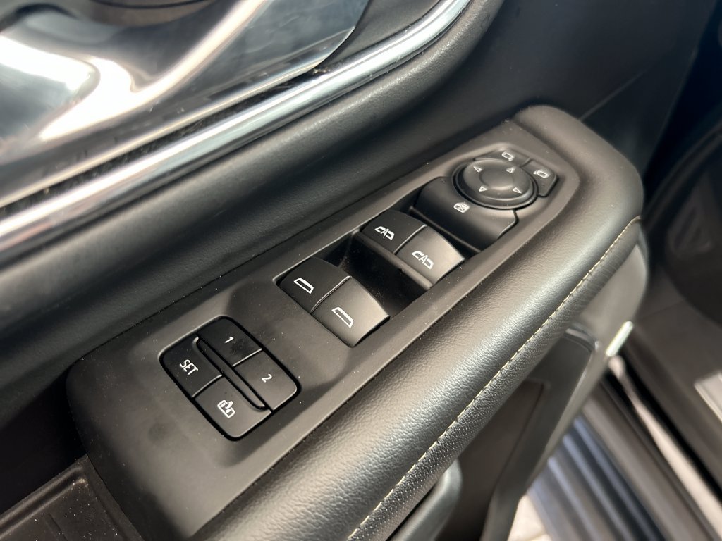 Used 2024 GMC Yukon SLT RWD image 10