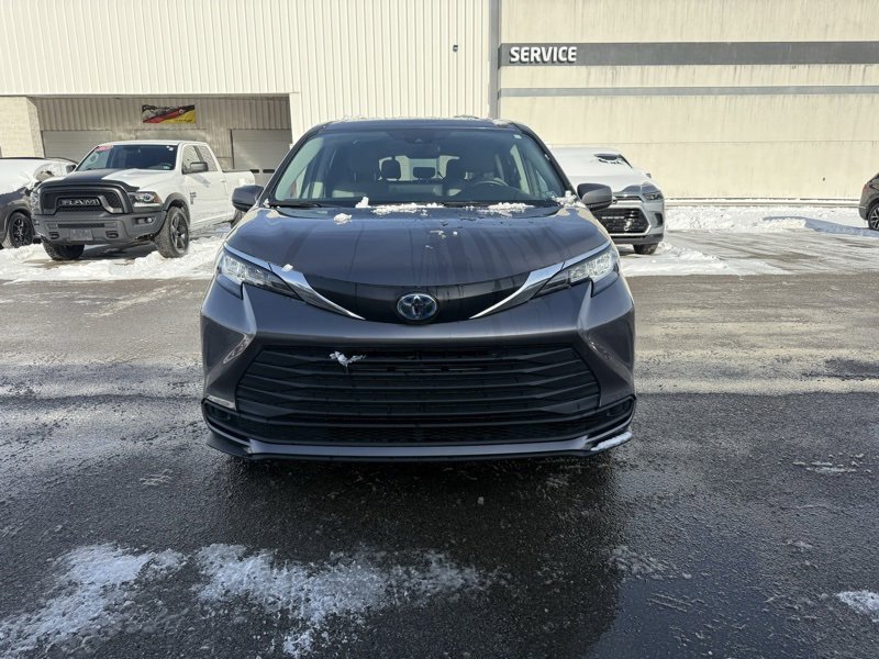 Used 2022 Toyota Sienna LE image 2