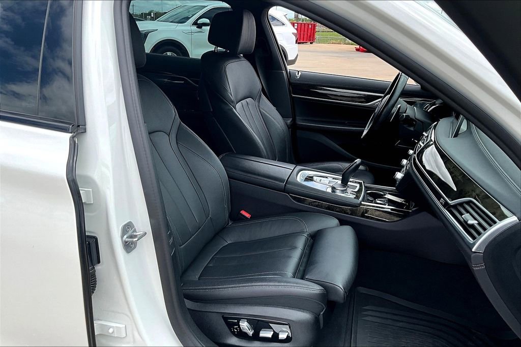 Used 2022 BMW 740i w/ M Sport Package image 9