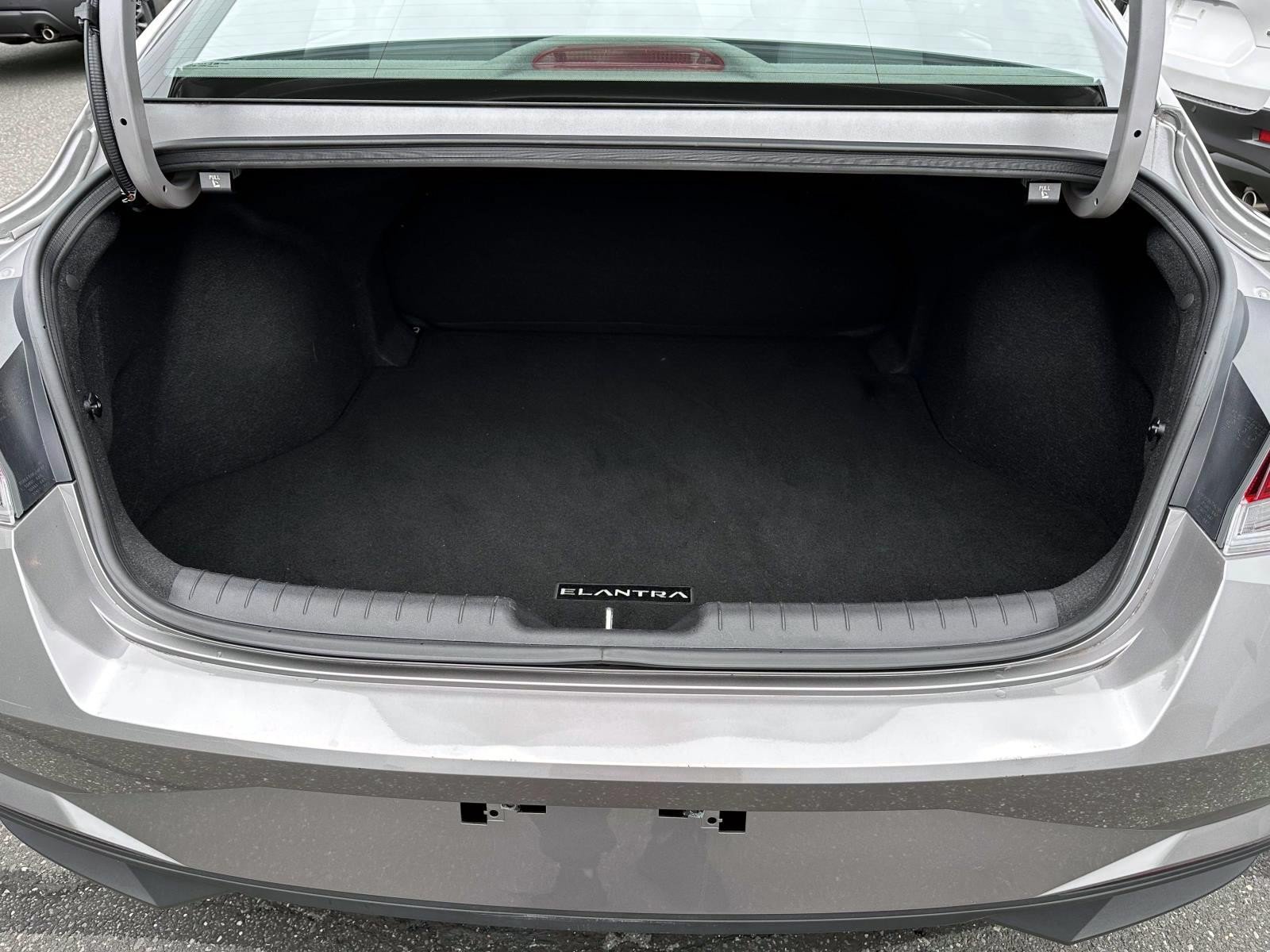 Used 2023 Hyundai Elantra SEL w/ Convenience Package FWD image 7