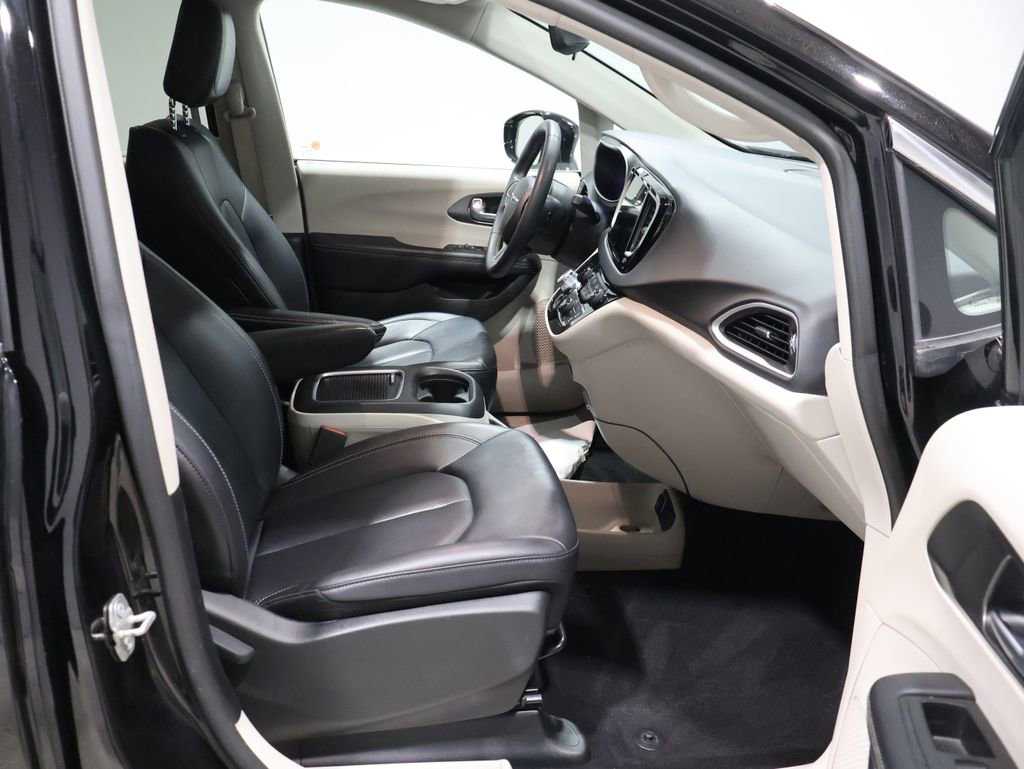 Certified 2024 Chrysler Pacifica Touring-L image 24