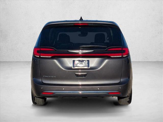 Used 2023 Chrysler Pacifica Touring-L image 7