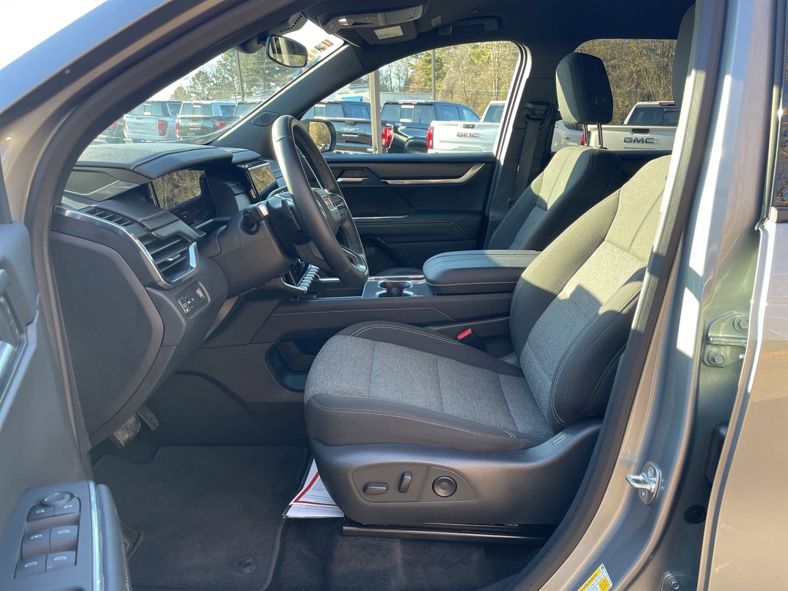 Used 2025 GMC Acadia Elevation image 9