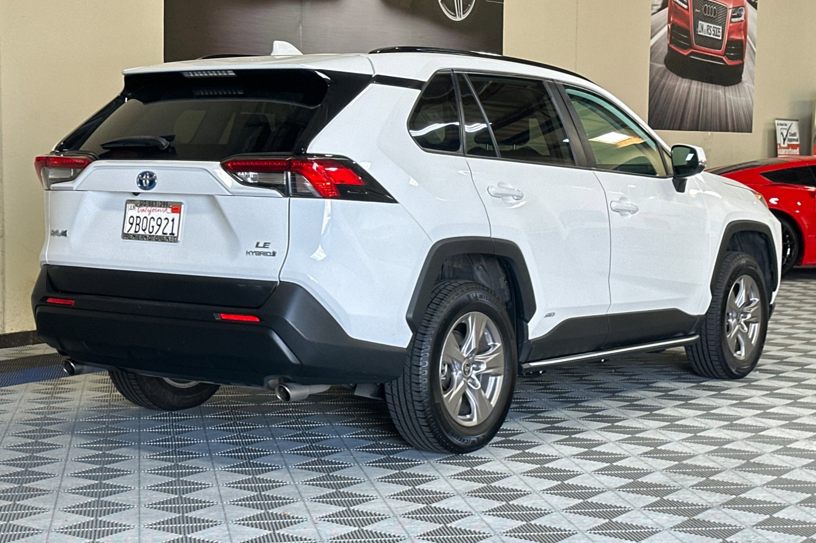Used 2022 Toyota RAV4 LE image 4