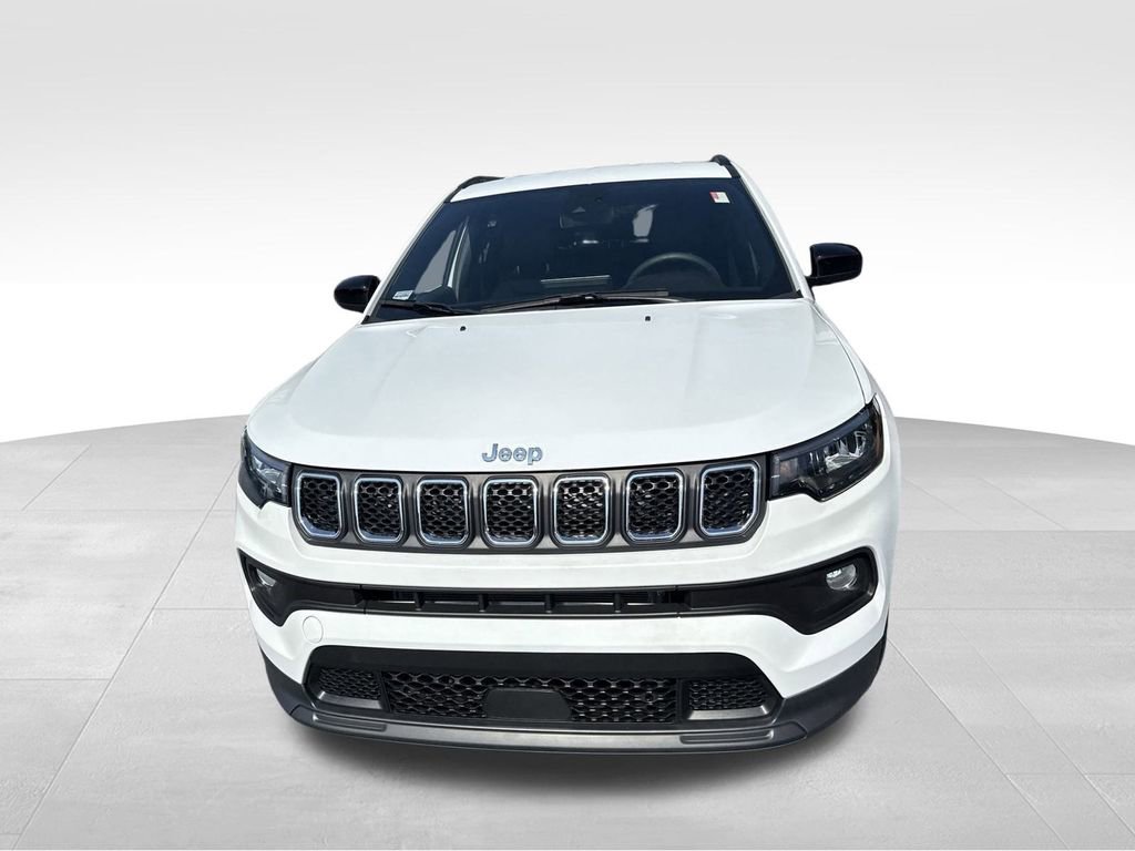 Used 2024 Jeep Compass Latitude image 2