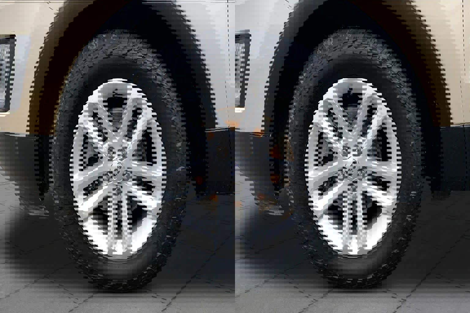 Used 2017 Ford Explorer XLT w/ Equipment Group 202A FWD image 11