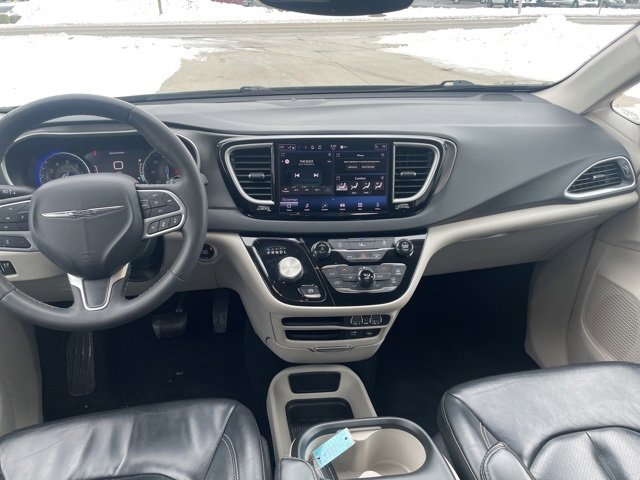 Used 2022 Chrysler Pacifica Touring-L image 3