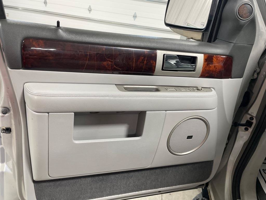 Used 2005 Lincoln Navigator Luxury AWD/4WD image 12