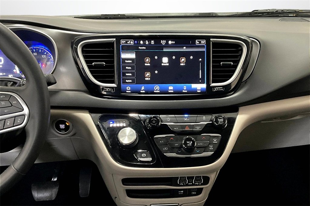 Used 2022 Chrysler Pacifica Touring-L image 9