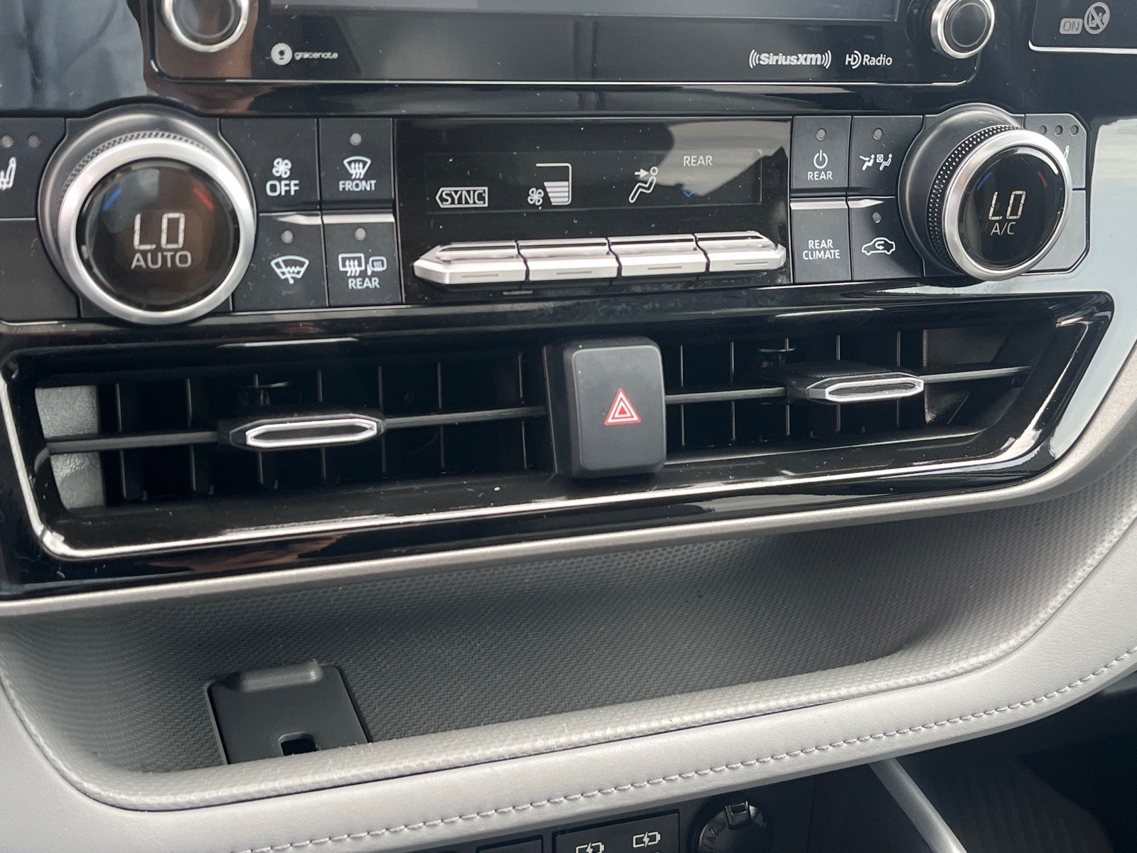Used 2022 Toyota Highlander XLE AWD/4WD image 12