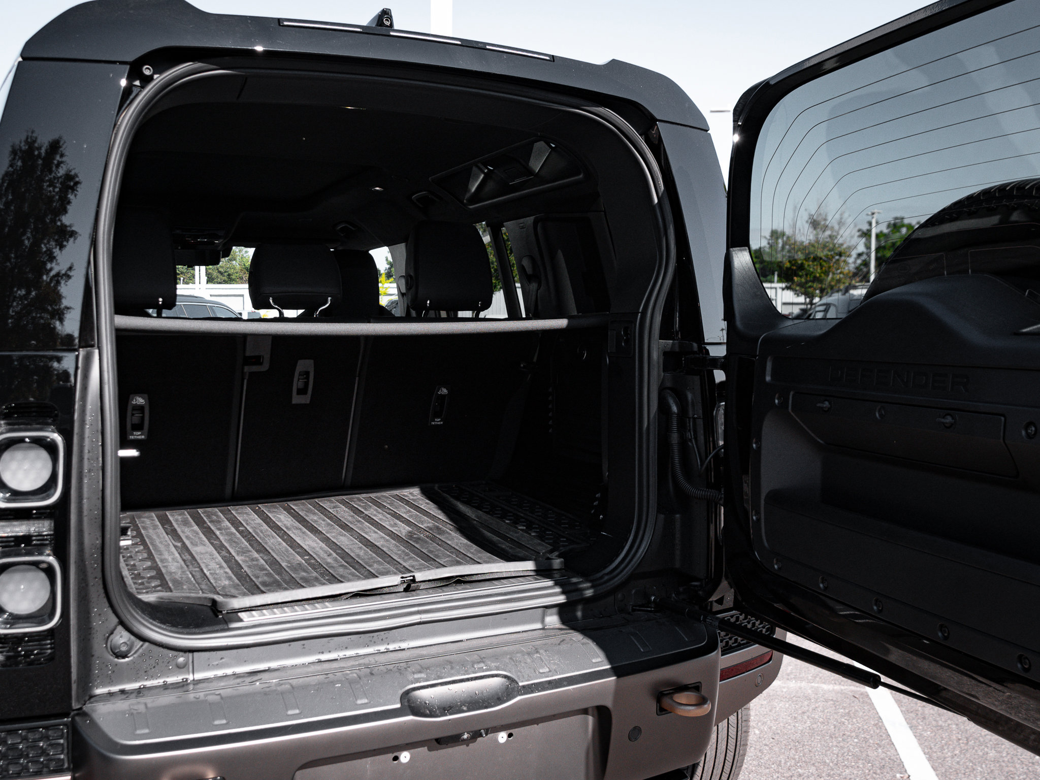 Used 2025 Land Rover Defender 110 image 35