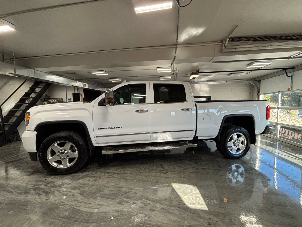 Used 2015 GMC Sierra 3500 Denali w/ Duramax Plus Package image 8