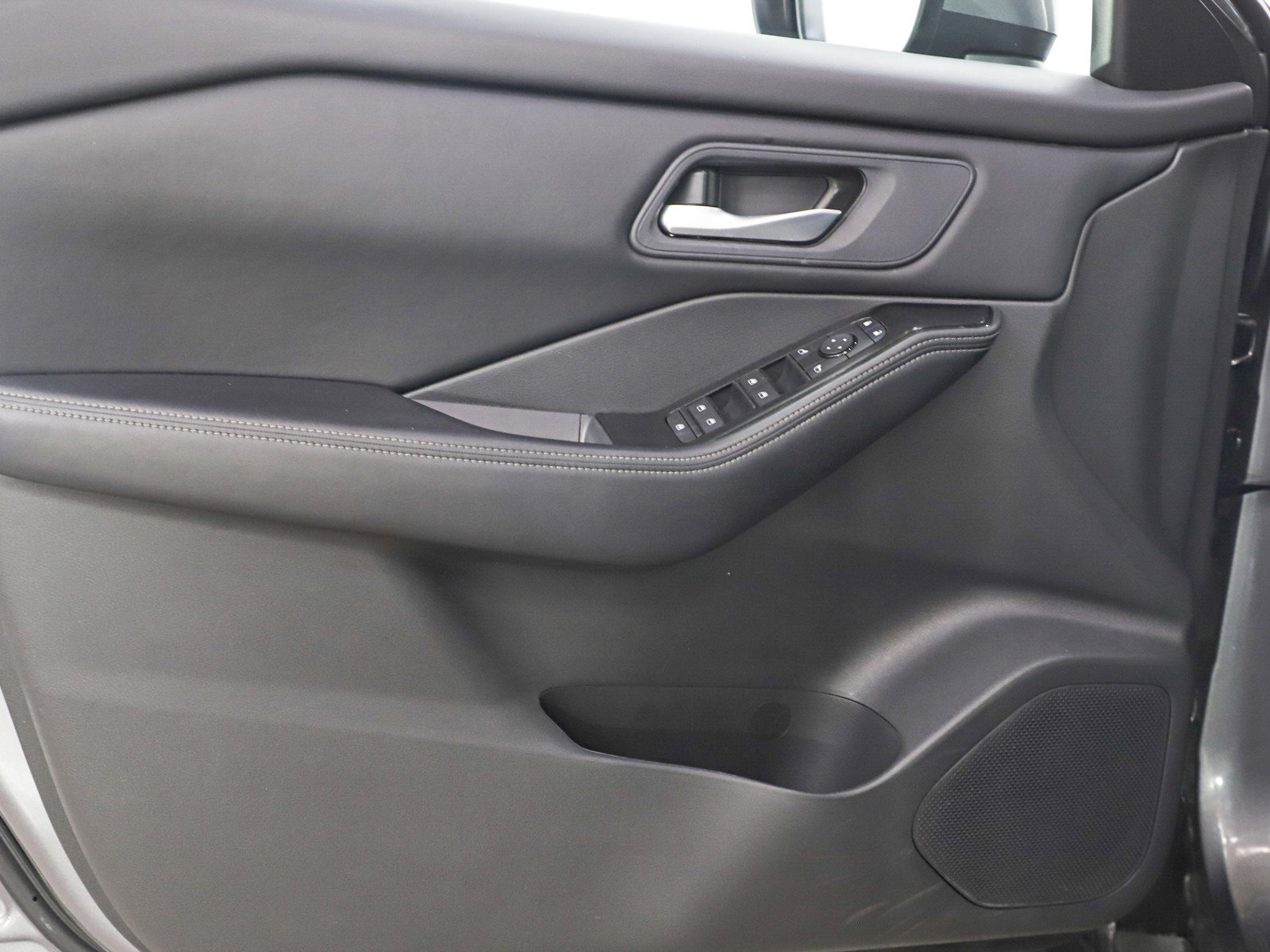 Used 2025 Nissan Rogue SV image 19