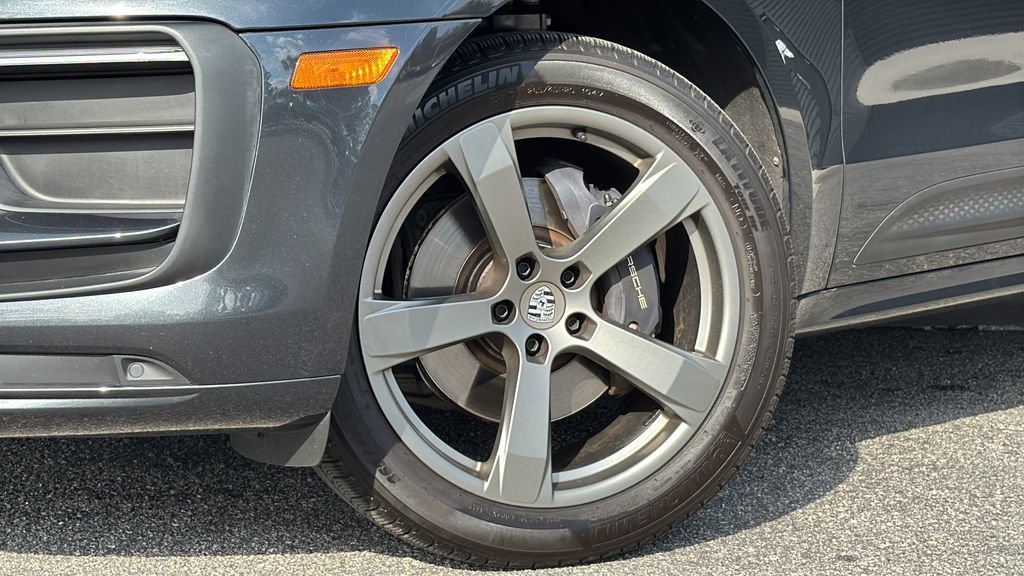 Certified 2023 Porsche Macan image 6