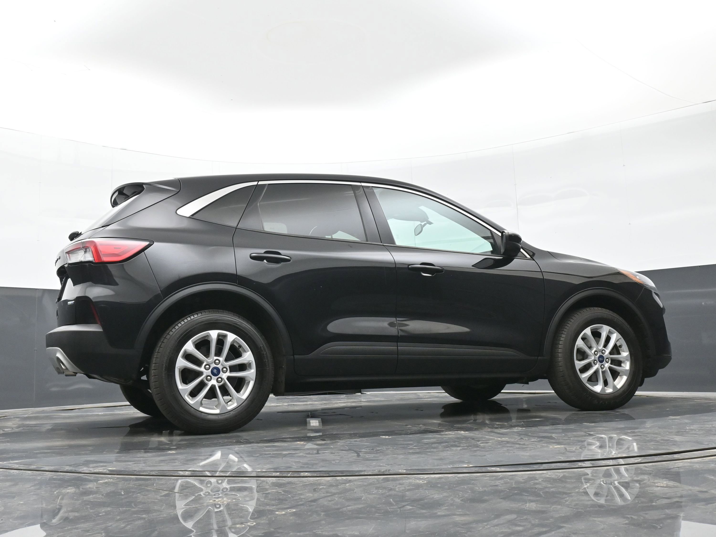 Used 2020 Ford Escape SE image 40