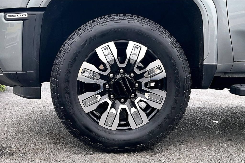 Used 2025 GMC Sierra 3500 Denali w/ Denali Reserve Package AWD/4WD image 36