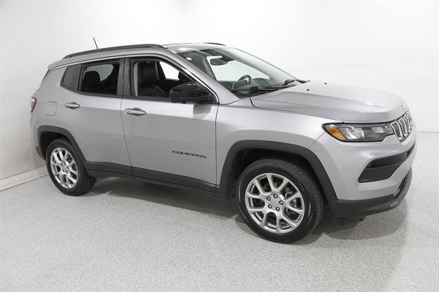 Used 2022 Jeep Compass Latitude image 1