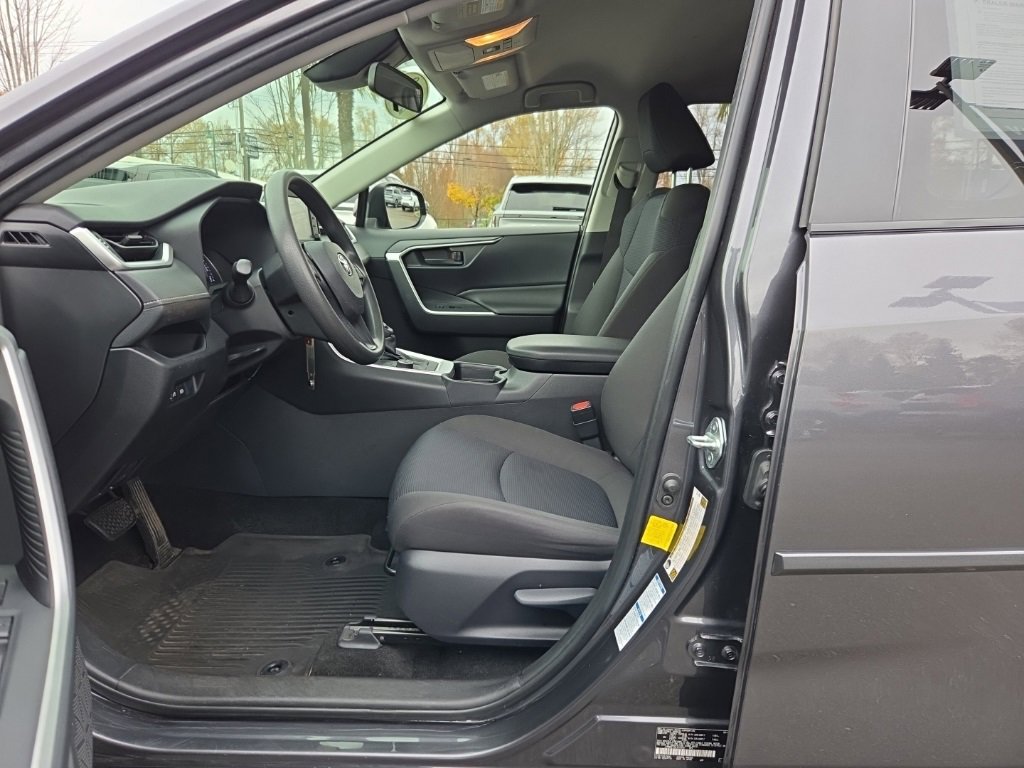 Used 2019 Toyota RAV4 LE image 4